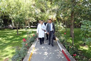 بازدید رایزن منطقه ای بهداشت کشور فرانسه از مرکز قلب و عروق شهید رجایی: عکس شماره 12 / 12